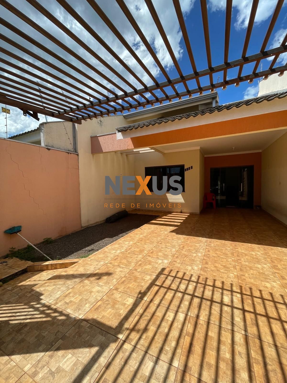 Casa com 3 Quartos, Suíte e Área nos Fundos no Jardim Nova Oásis