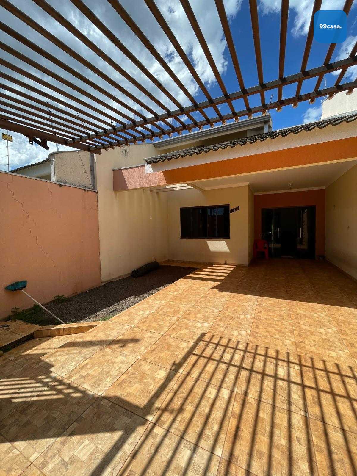 Casa com 3 Quartos, Suíte e Área nos Fundos no Jardim Nova Oásis