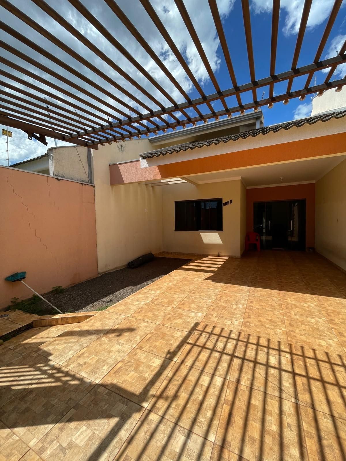 Casa com 3 Quartos, Suíte e Área nos Fundos no Jardim Nova Oásis