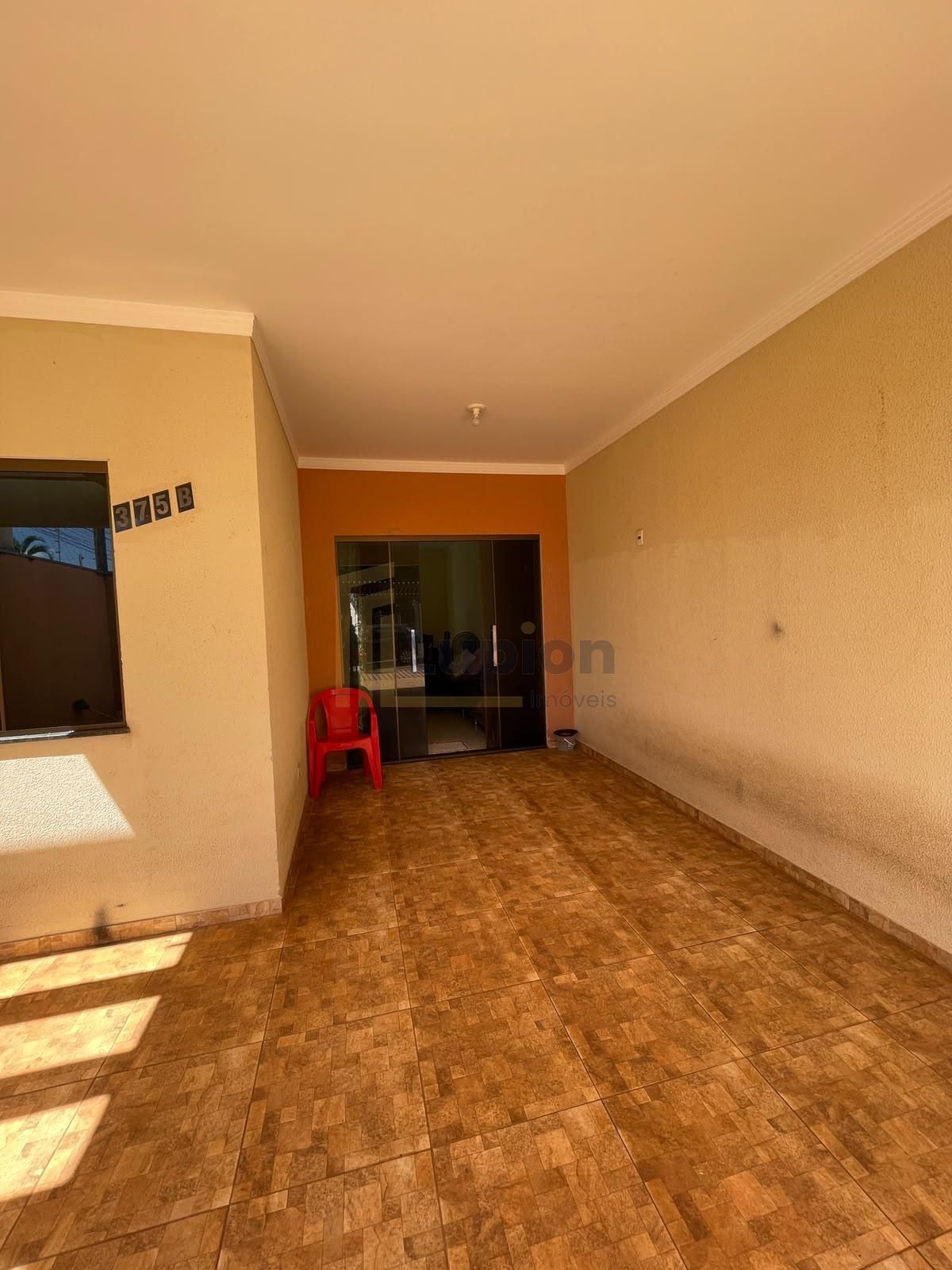 Casa com 3 Quartos, Suíte e Área nos Fundos no Jardim Nova Oásis