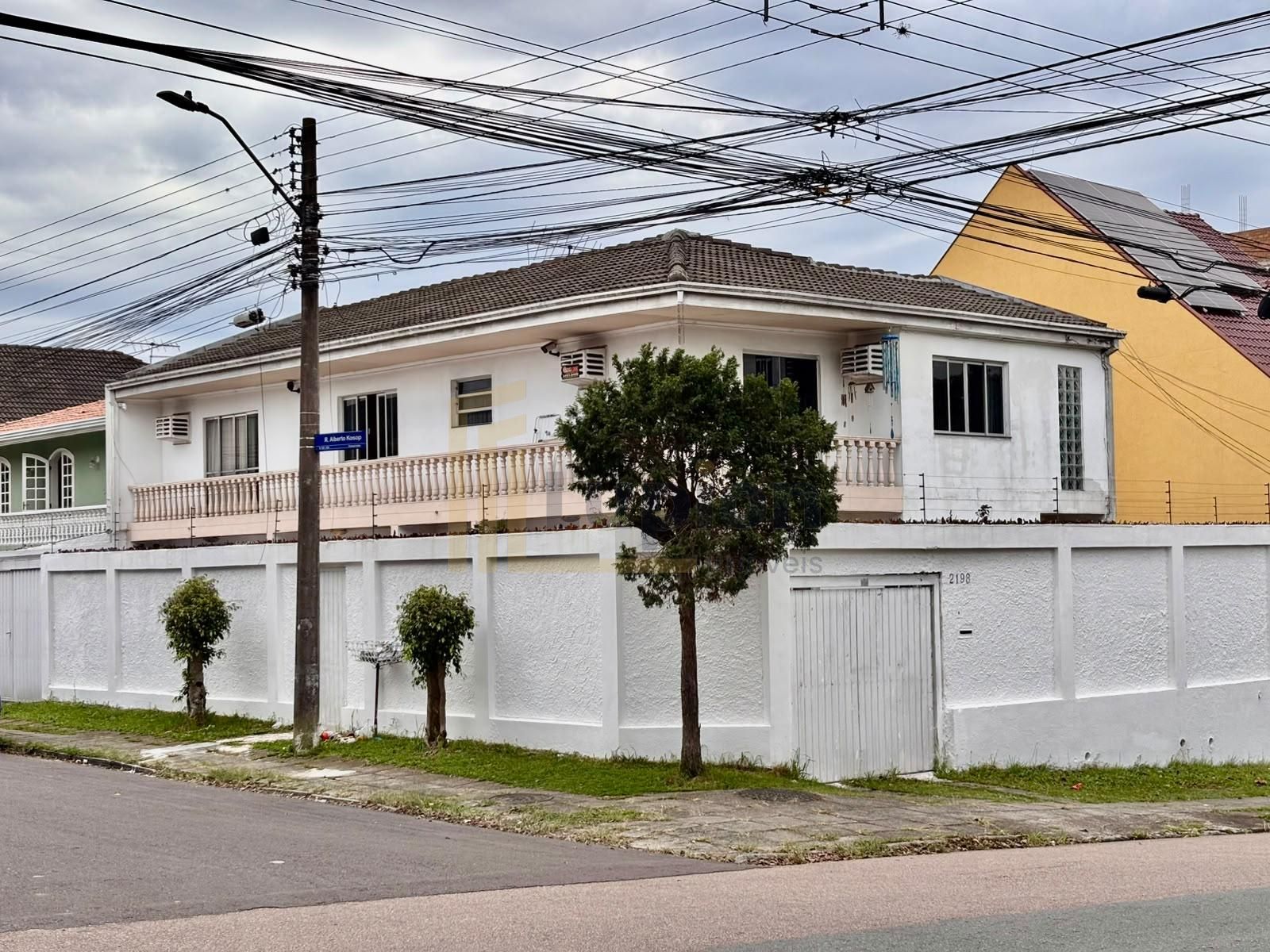 Imóvel de esquina no Capão Raso, residencial e comercial, a 2 ...