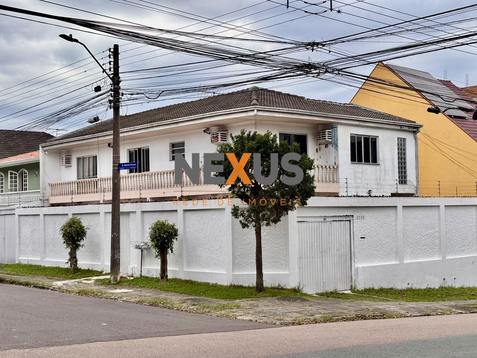 Imóvel de esquina no Capão Raso, residencial e comercial, a 2 ...