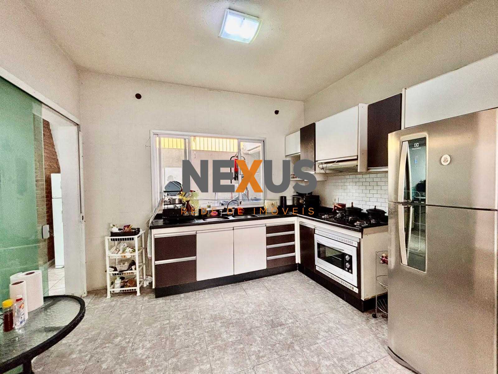 Imóvel de esquina no Capão Raso, residencial e comercial, a 2 ...