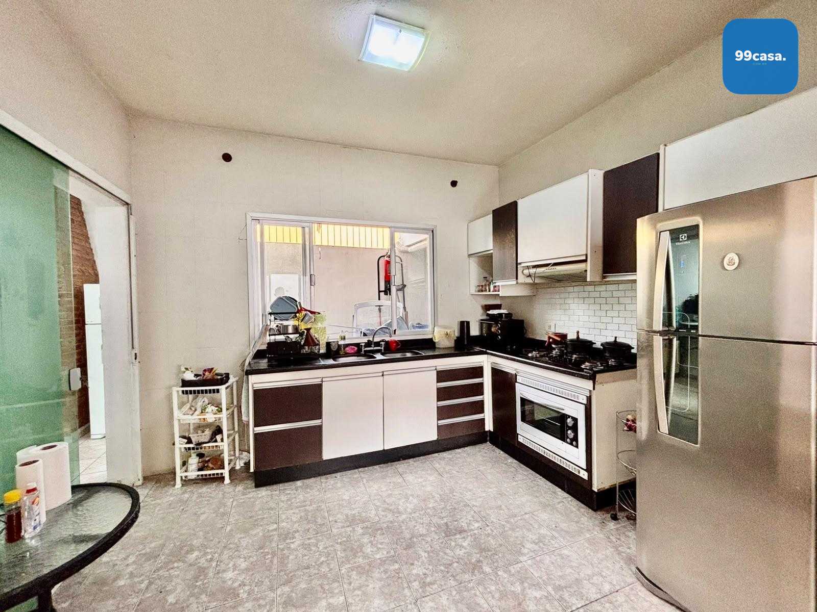 Imóvel de esquina no Capão Raso, residencial e comercial, a 2 ...