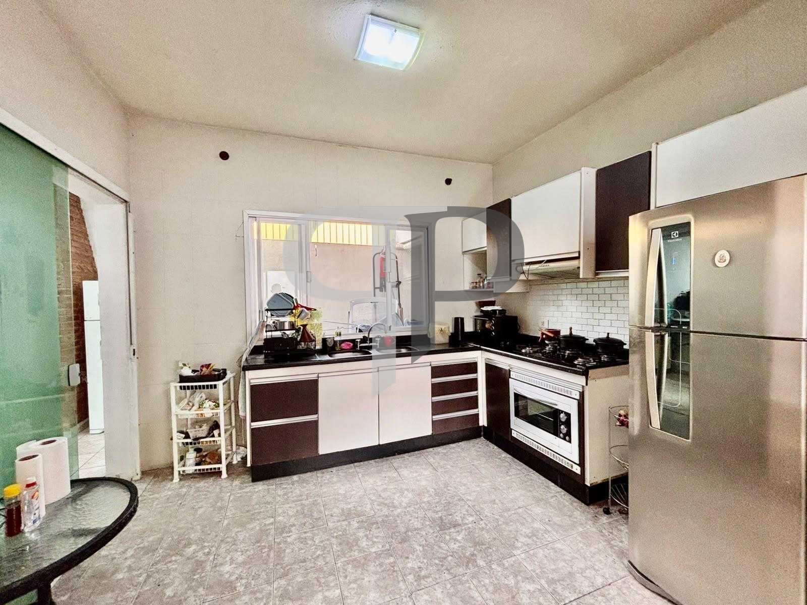 Imóvel de esquina no Capão Raso, residencial e comercial, a 2 ...