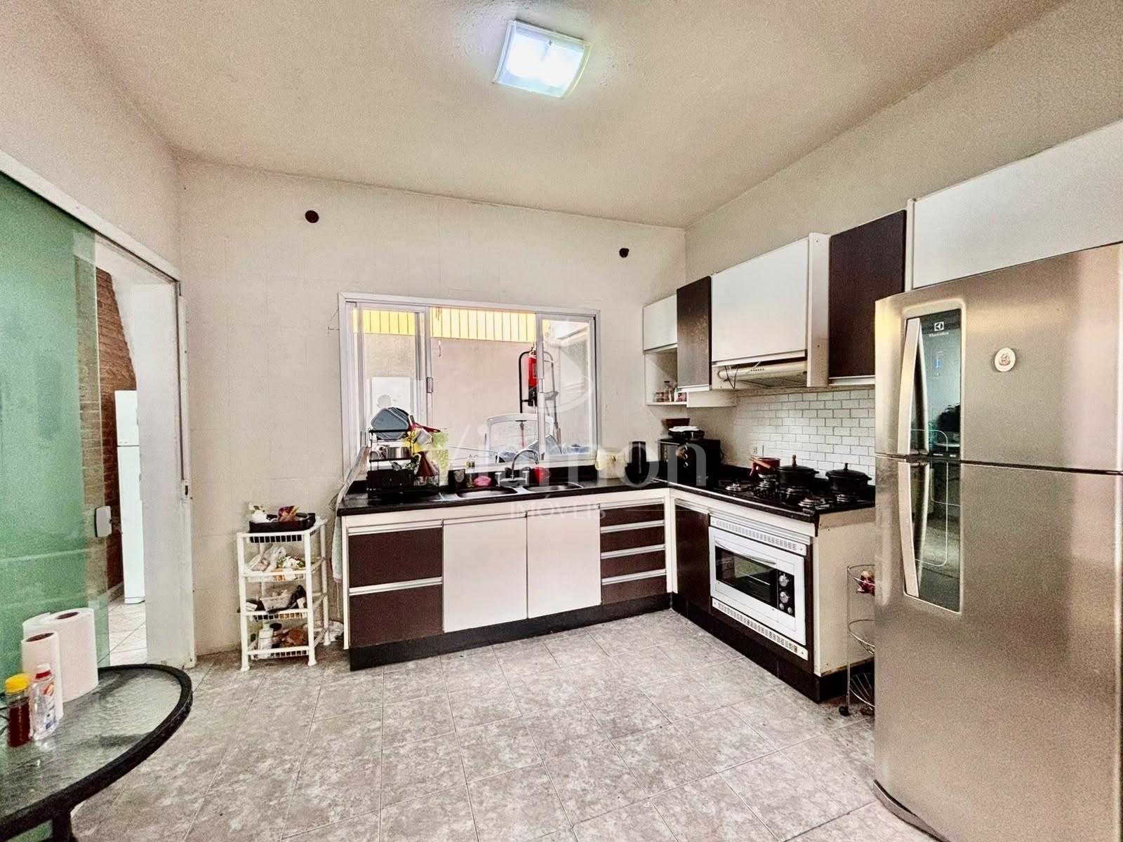 Imóvel de esquina no Capão Raso, residencial e comercial, a 2 ...