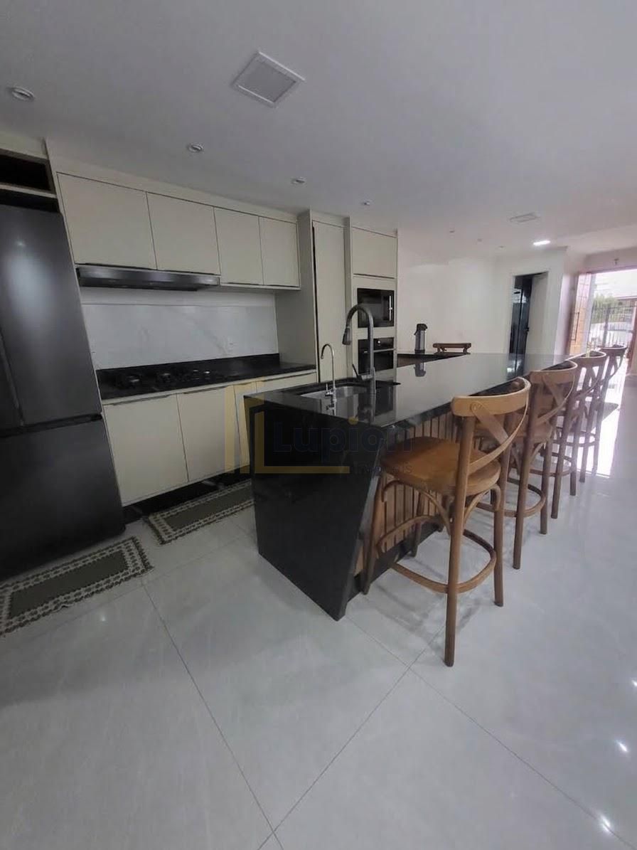 Sobrado mobiliado com suíte, área gourmet e excelente iluminaç...