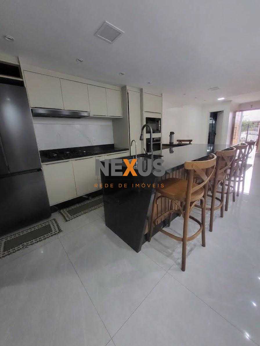 Sobrado mobiliado com suíte, área gourmet e excelente iluminaç...
