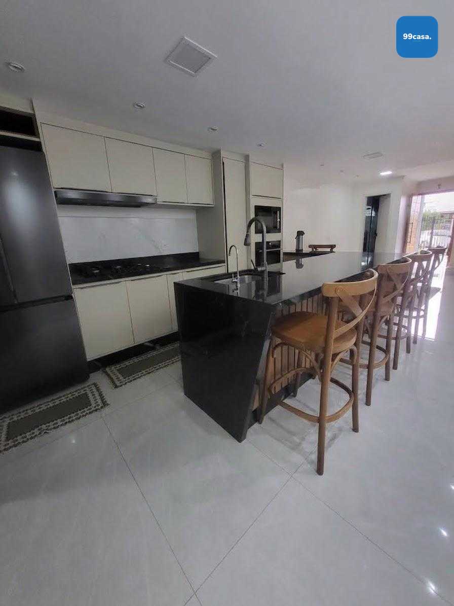 Sobrado mobiliado com suíte, área gourmet e excelente iluminaç...