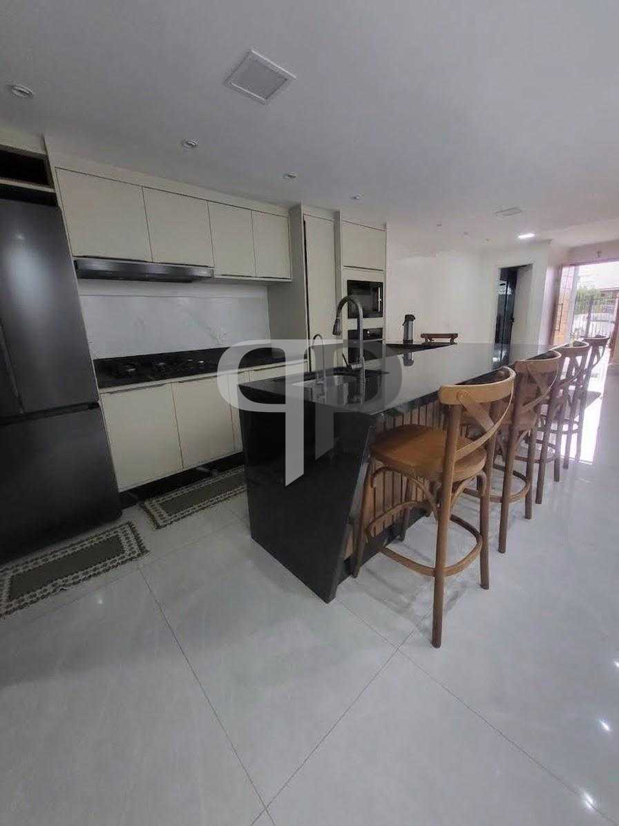Sobrado mobiliado com suíte, área gourmet e excelente iluminaç...
