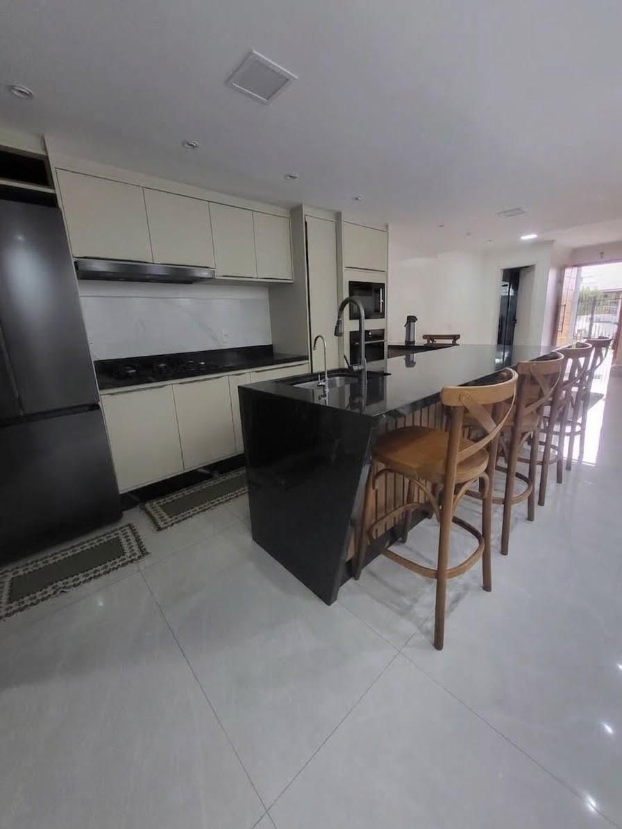 Sobrado mobiliado com suíte, área gourmet e excelente iluminaç...