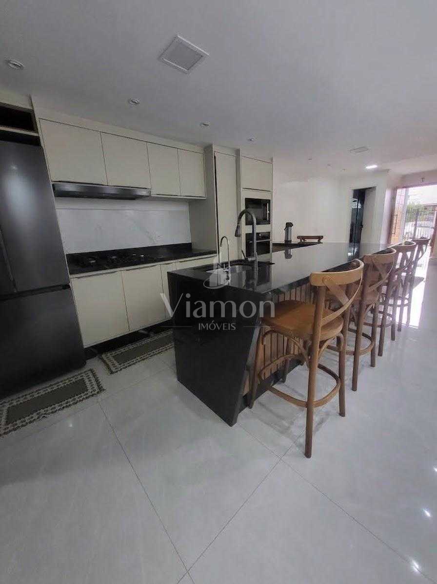 Sobrado mobiliado com suíte, área gourmet e excelente iluminaç...