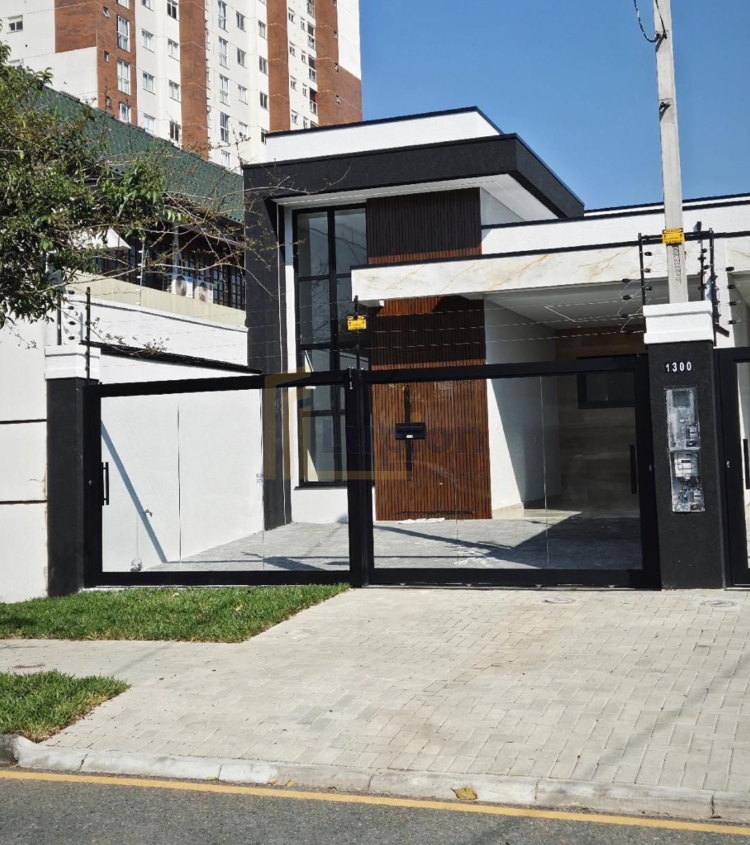Casa de Alto Padrão no Centro de São José dos Pinhais com Suít...