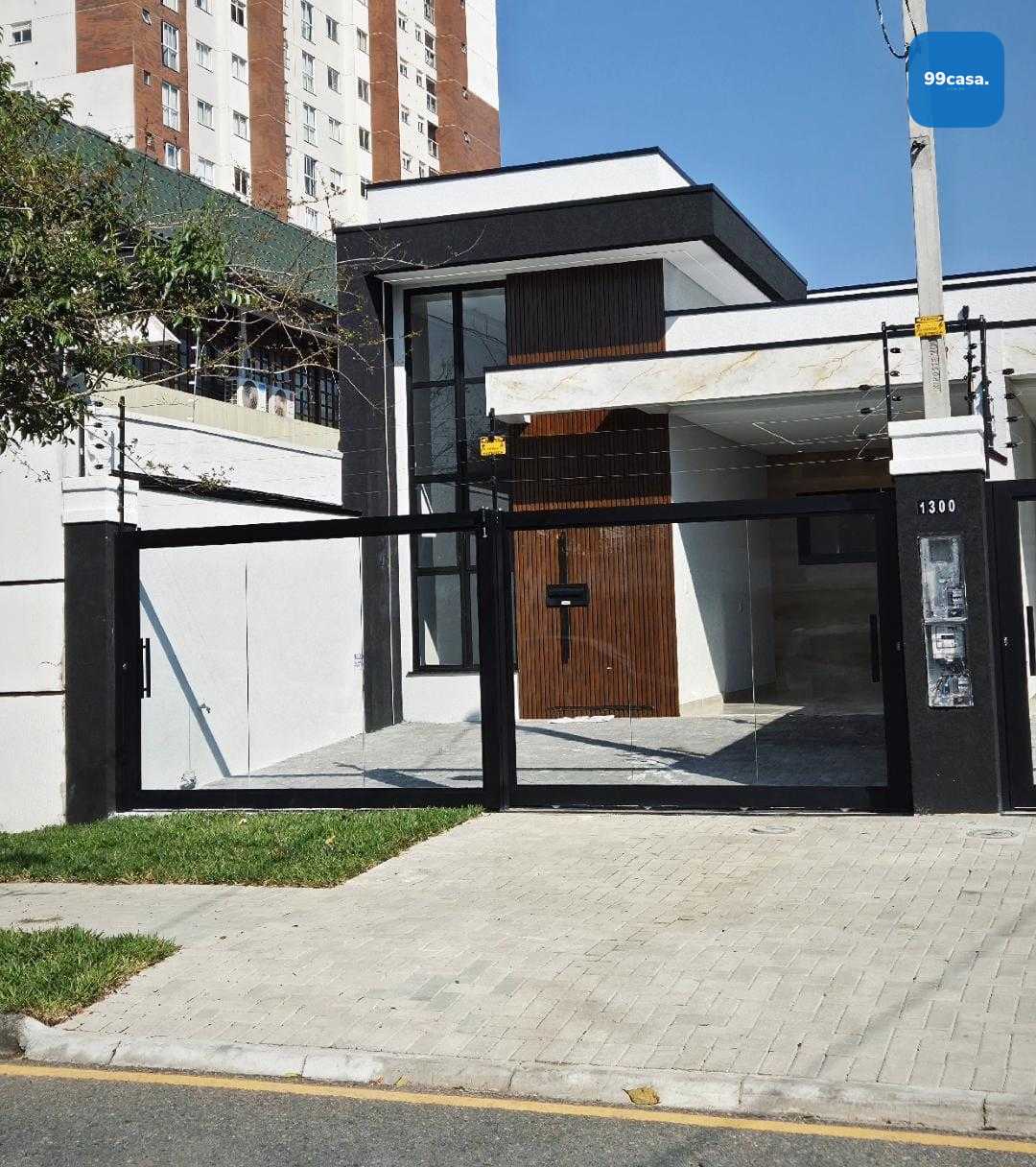 Casa de Alto Padrão no Centro de São José dos Pinhais com Suít...