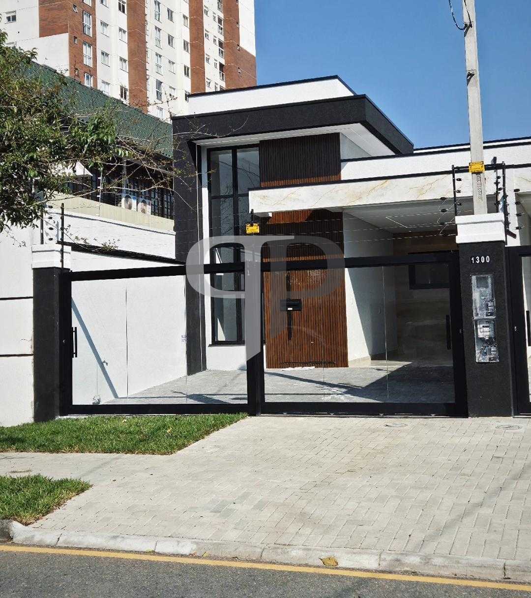 Casa de Alto Padrão no Centro de São José dos Pinhais com Suít...
