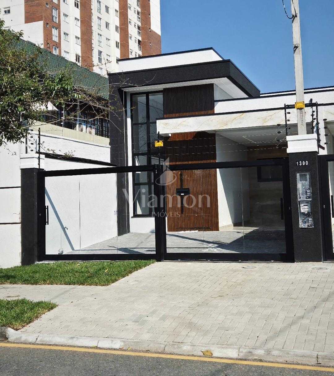 Casa de Alto Padrão no Centro de São José dos Pinhais com Suít...