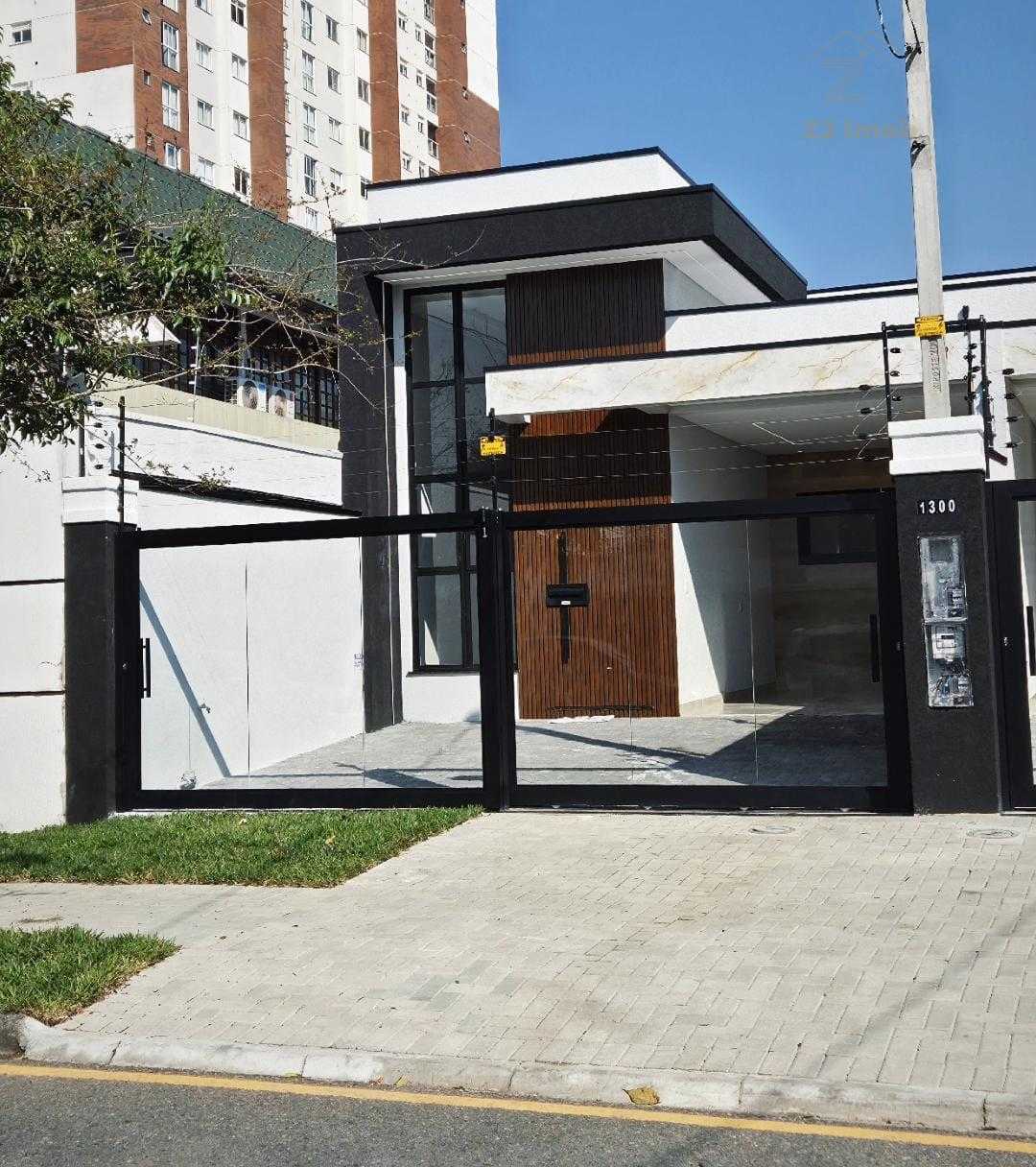 Casa de Alto Padrão no Centro de São José dos Pinhais com Suít...