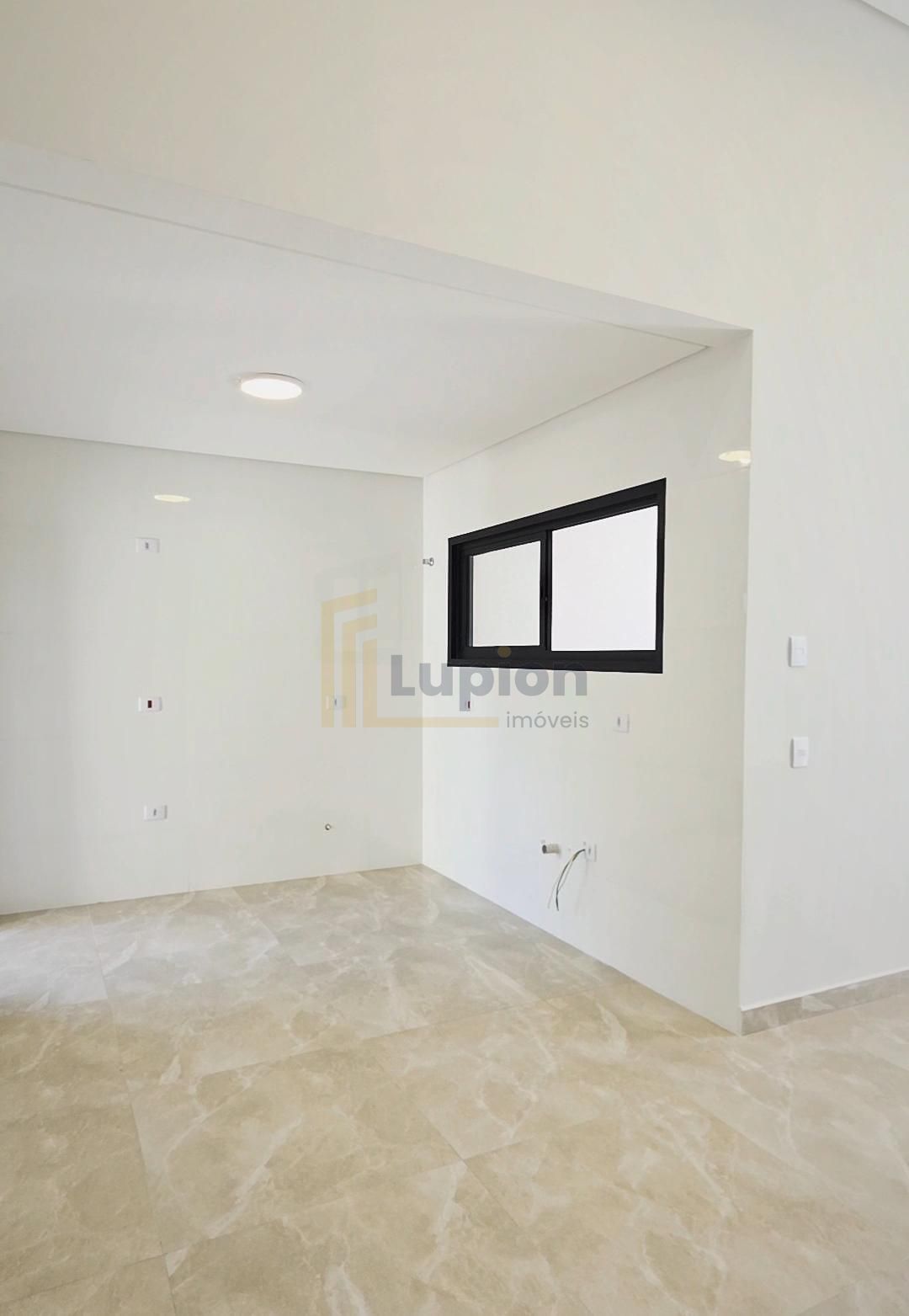 Casa de Alto Padrão no Centro de São José dos Pinhais com Suít...