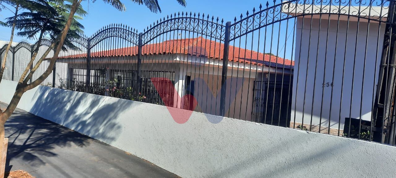 Casa com 2 Quartos e Salão Comercial de Esquina no Branca Viei...