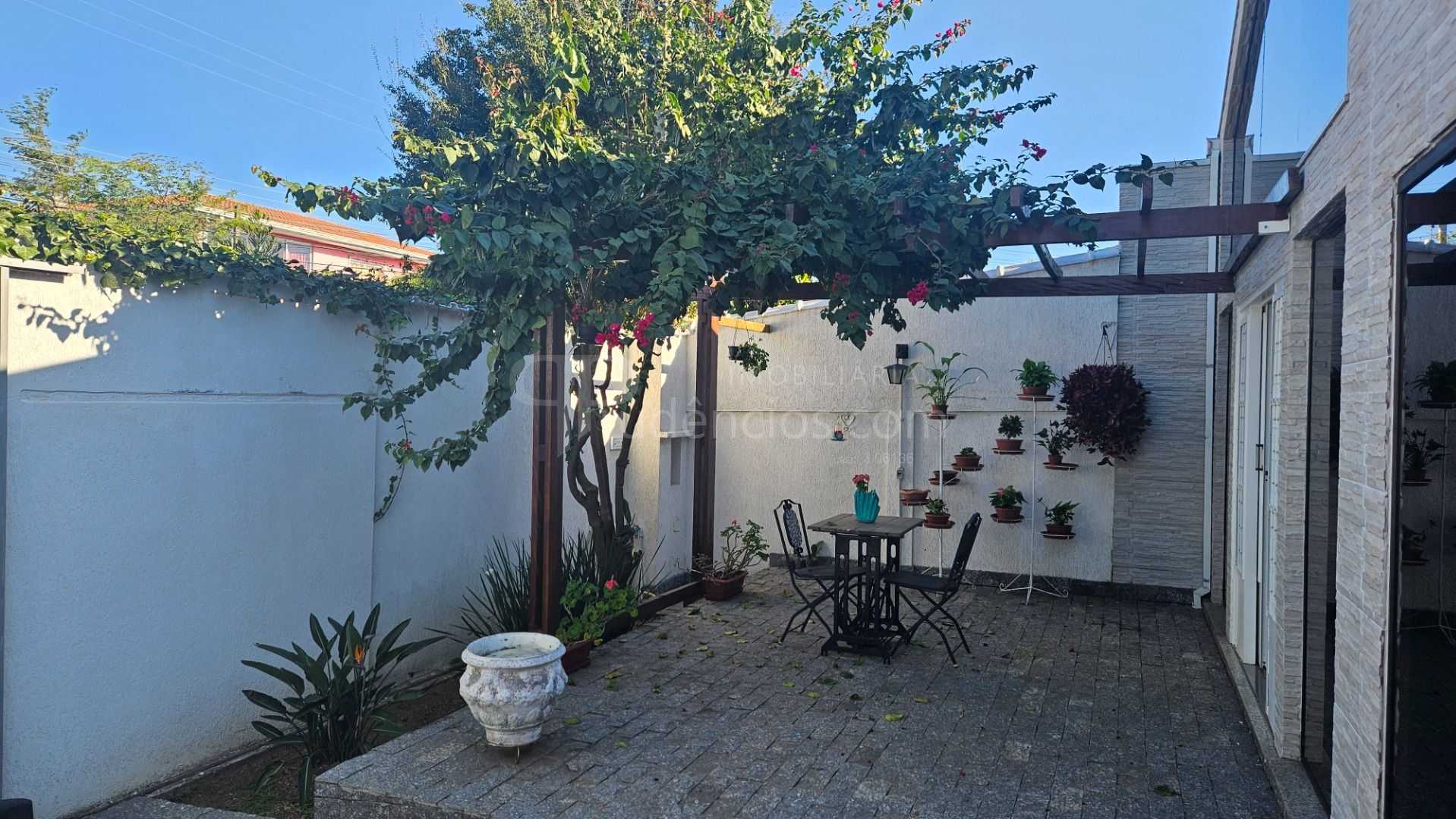 Ótima casa à venda em Araucária  3 quartos, suíte, garagem e a...