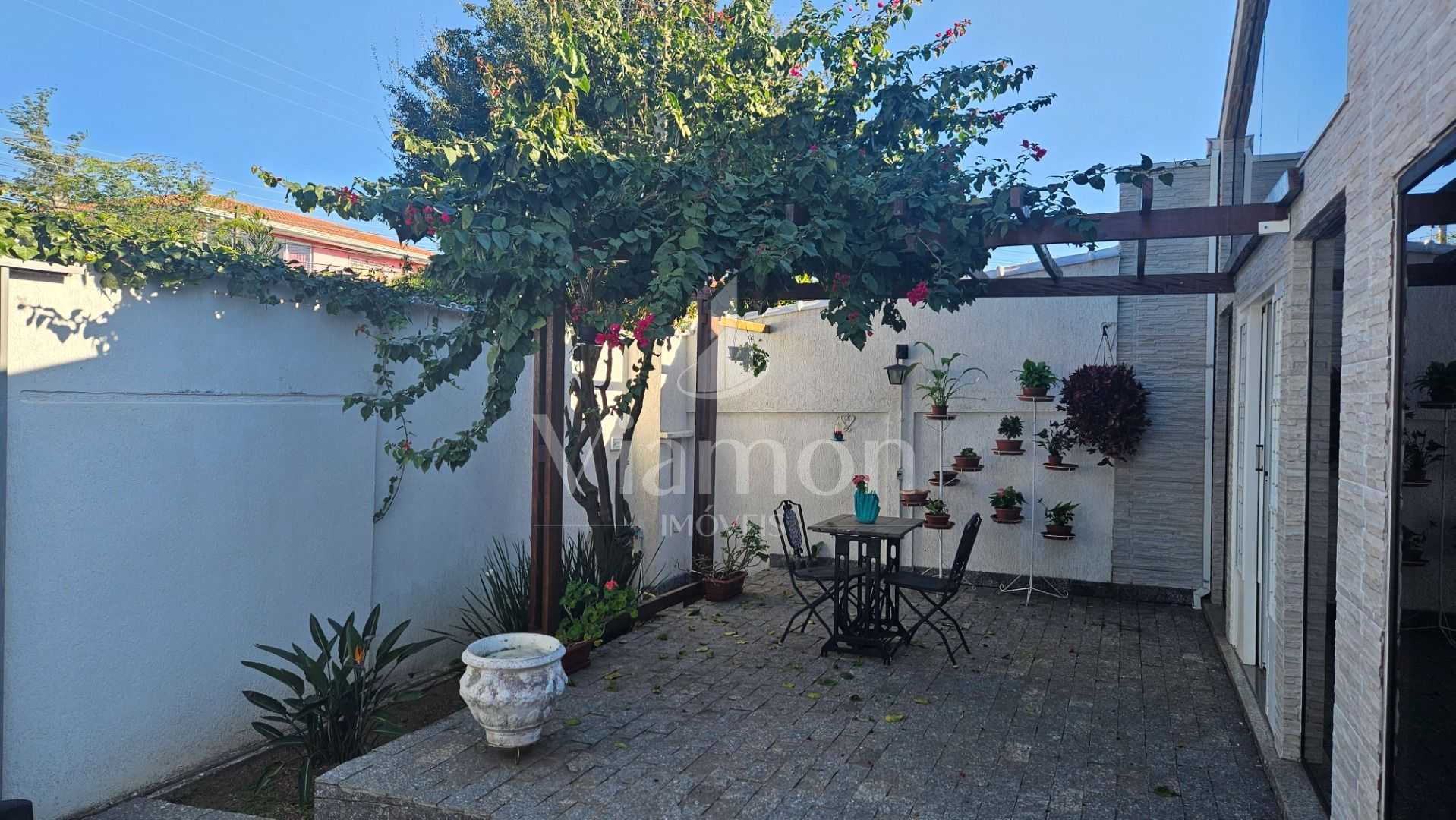 Ótima casa à venda em Araucária  3 quartos, suíte, garagem e a...