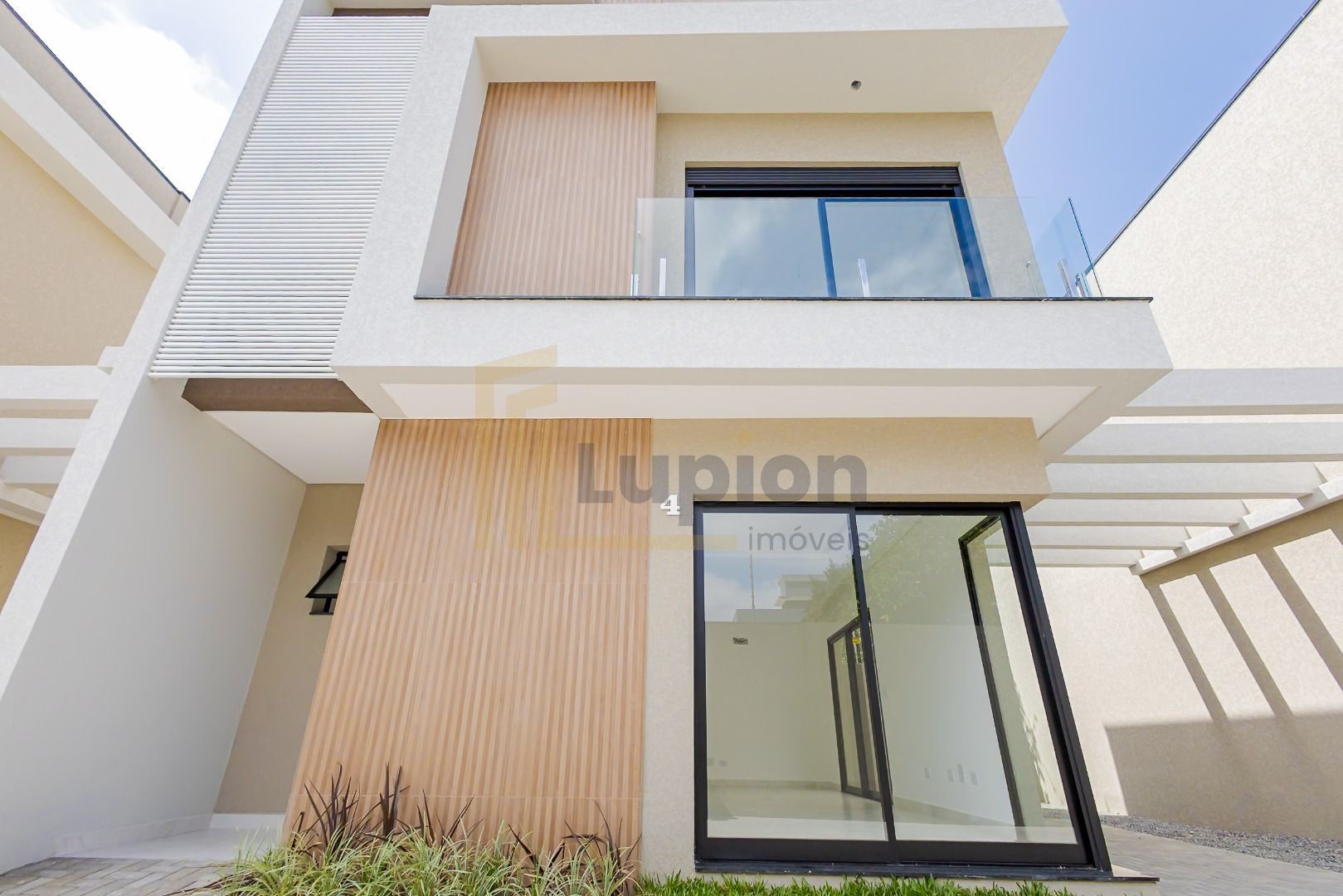 Sobrado Duplex com Suíte, Churrasqueira e Localização Privileg...