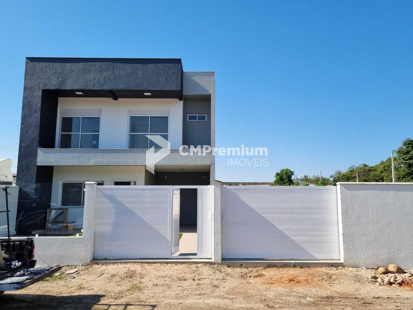 Sobrado à Venda na Praia de Itapoá  3 Suítes, Amplo Terreno e ...