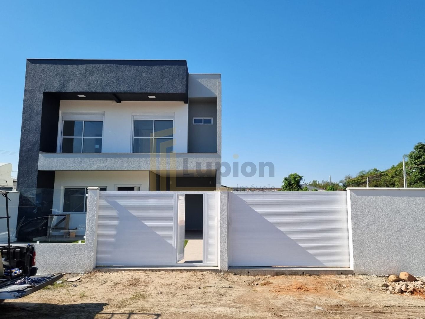 Sobrado à Venda na Praia de Itapoá  3 Suítes, Amplo Terreno e ...