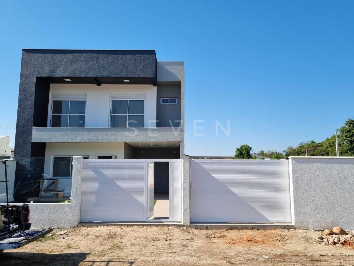Sobrado à Venda na Praia de Itapoá  3 Suítes, Amplo Terreno e ...