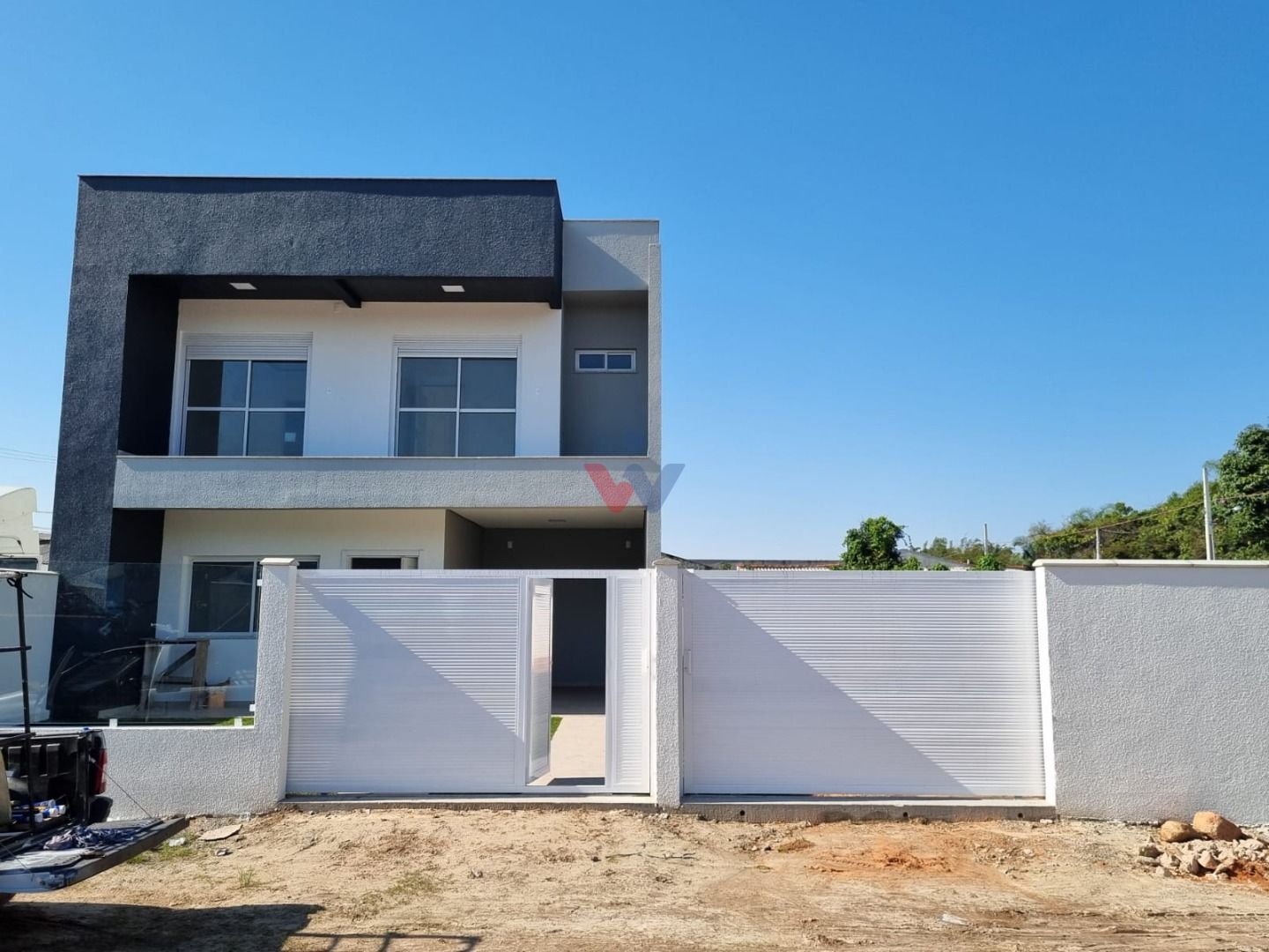 Sobrado à Venda na Praia de Itapoá  3 Suítes, Amplo Terreno e ...