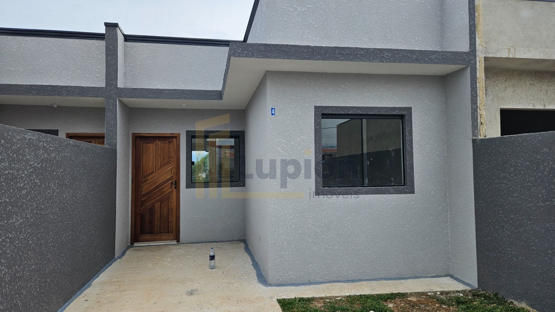 Casa aconchegante em condomínio seguro com amplo terreno