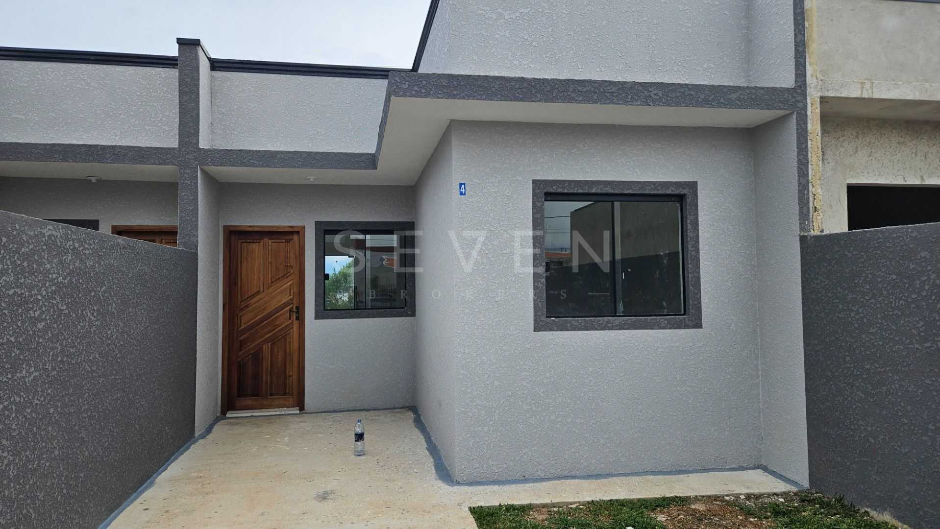 Casa aconchegante em condomínio seguro com amplo terreno