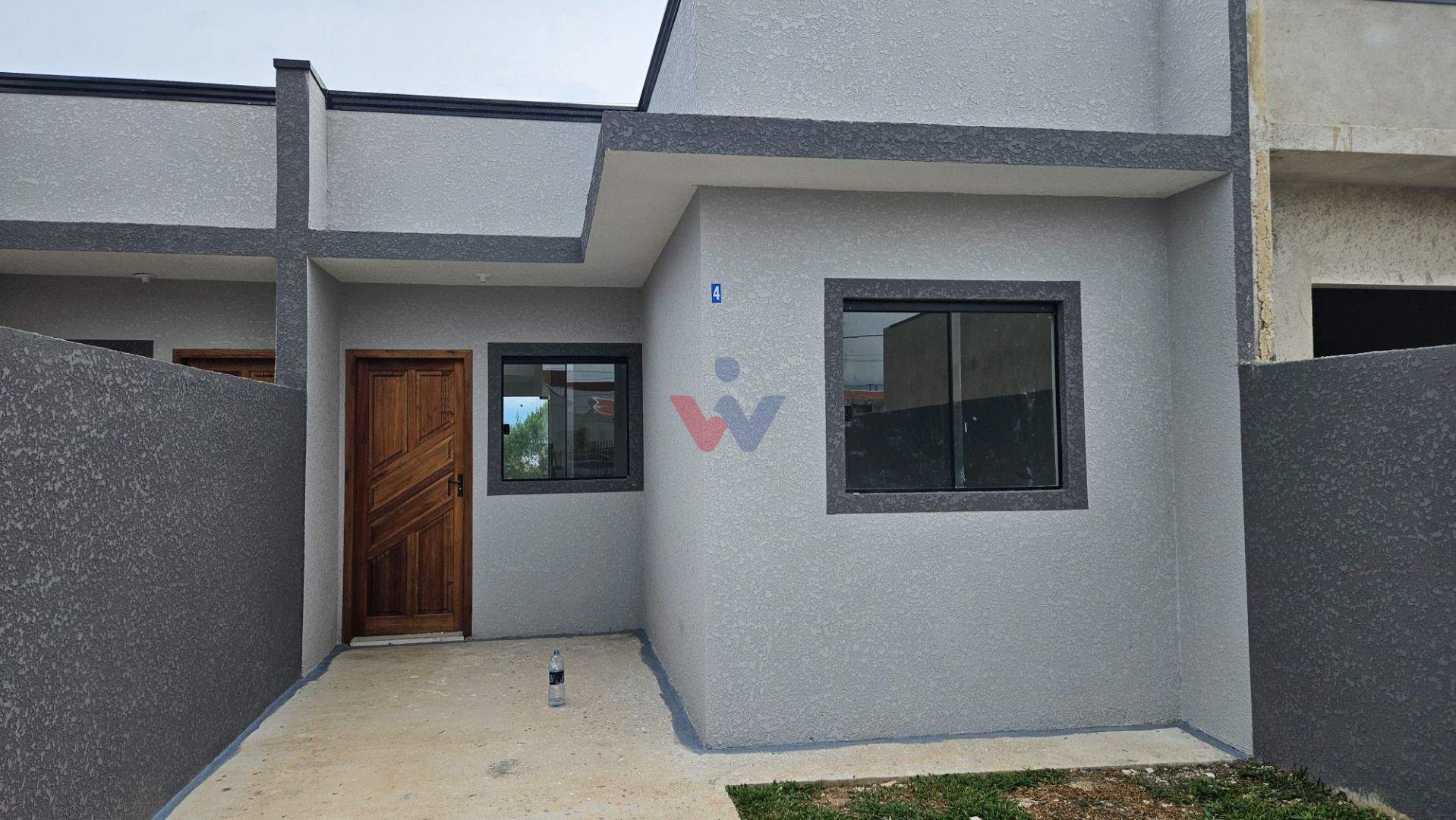 Casa aconchegante em condomínio seguro com amplo terreno