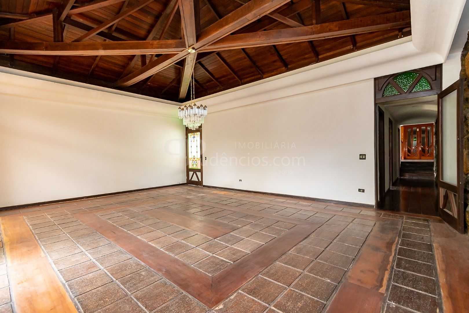 Casa ampla e versátil no Ahú Centro Cívico  ideal residencial ...