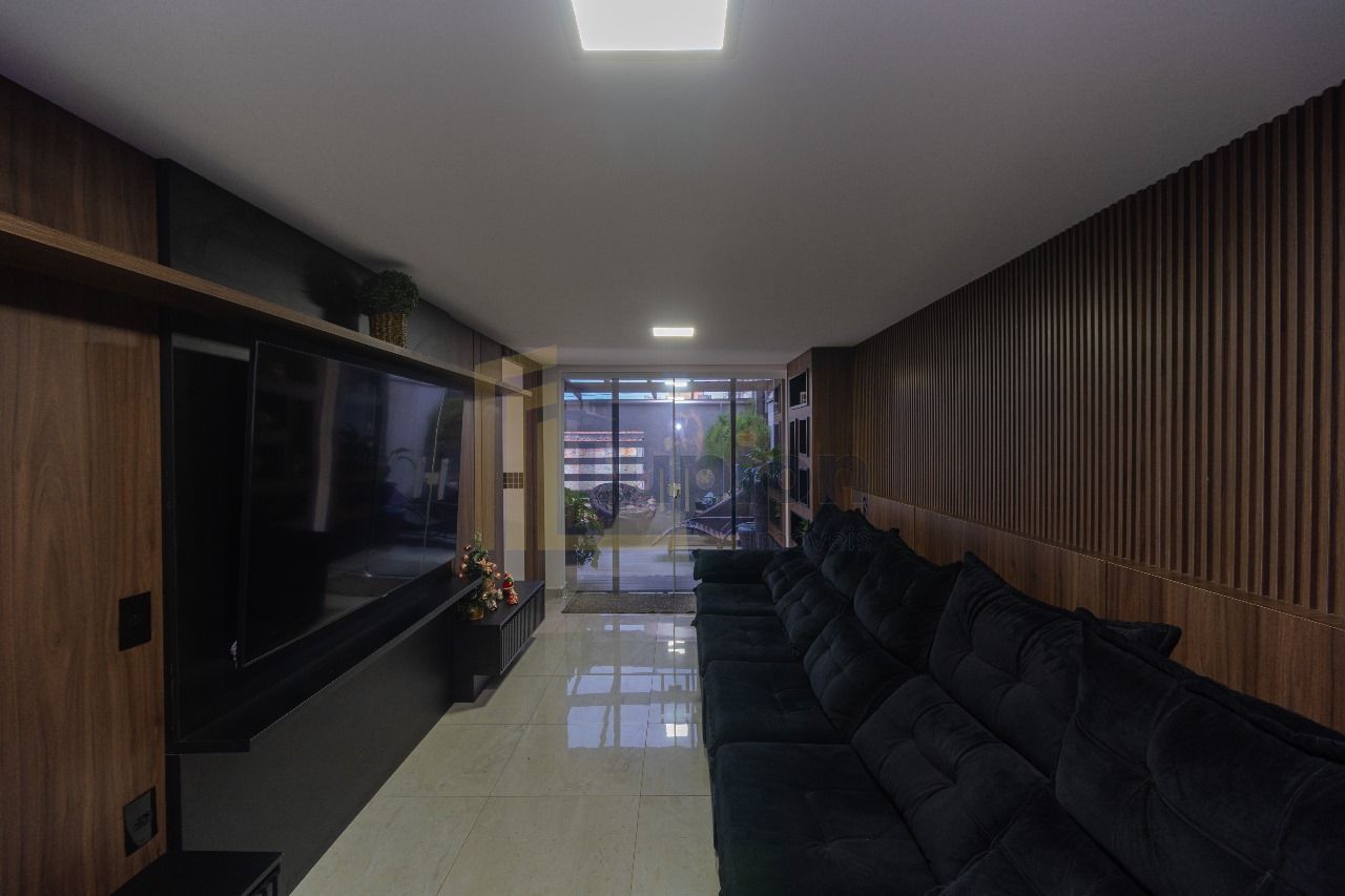 Sobrado Tríplex à Venda  no Uberaba com Piscina e Área Gourmet