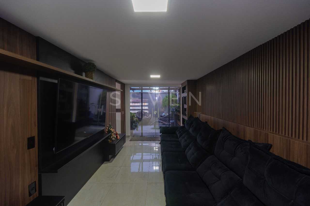 Sobrado Tríplex à Venda  no Uberaba com Piscina e Área Gourmet