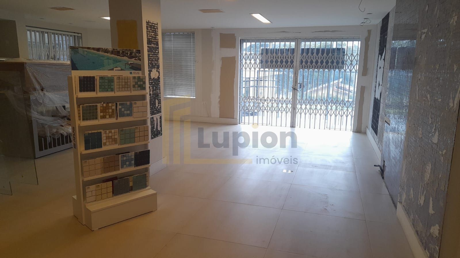 Casa Comercial nos Mercês  Amplo Espaço e Localização Estratégica