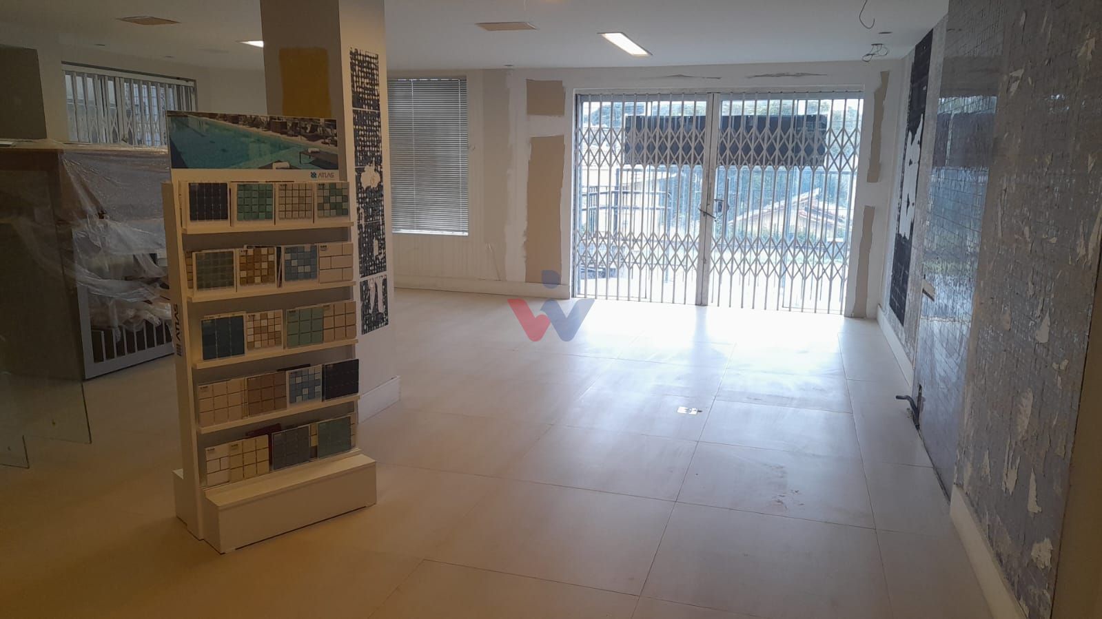 Casa Comercial nos Mercês  Amplo Espaço e Localização Estratégica