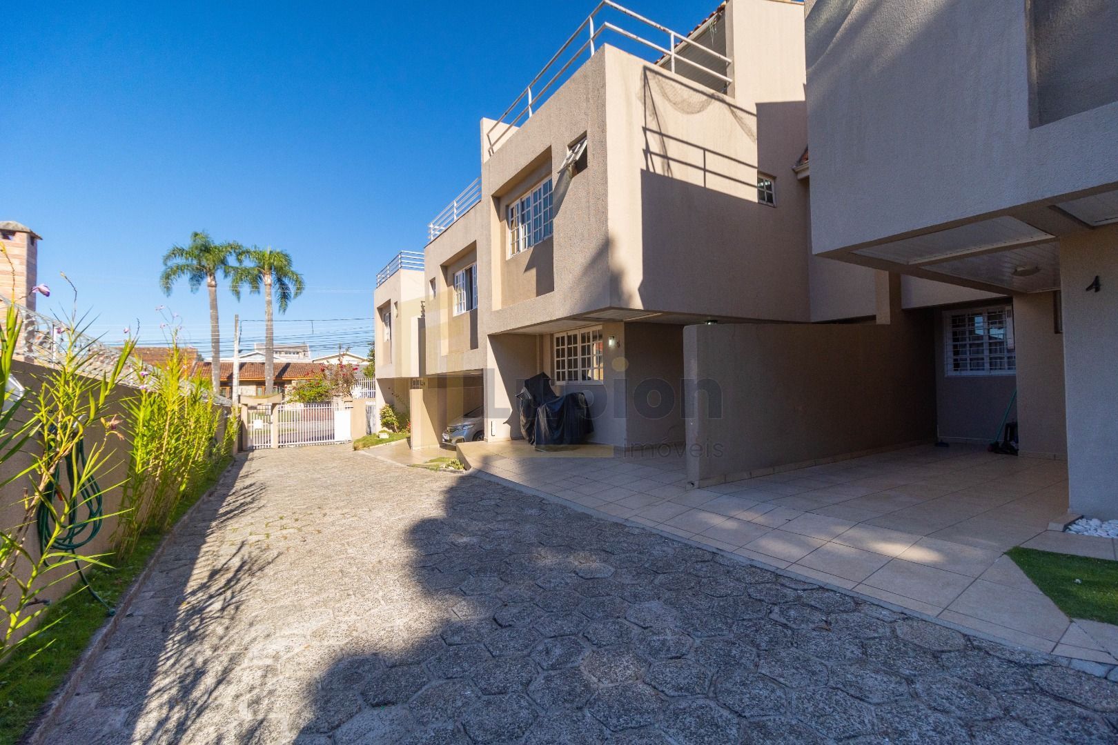 Sobrado Triplex 129m  em Condomínio Fechado no Portão  Seguran...