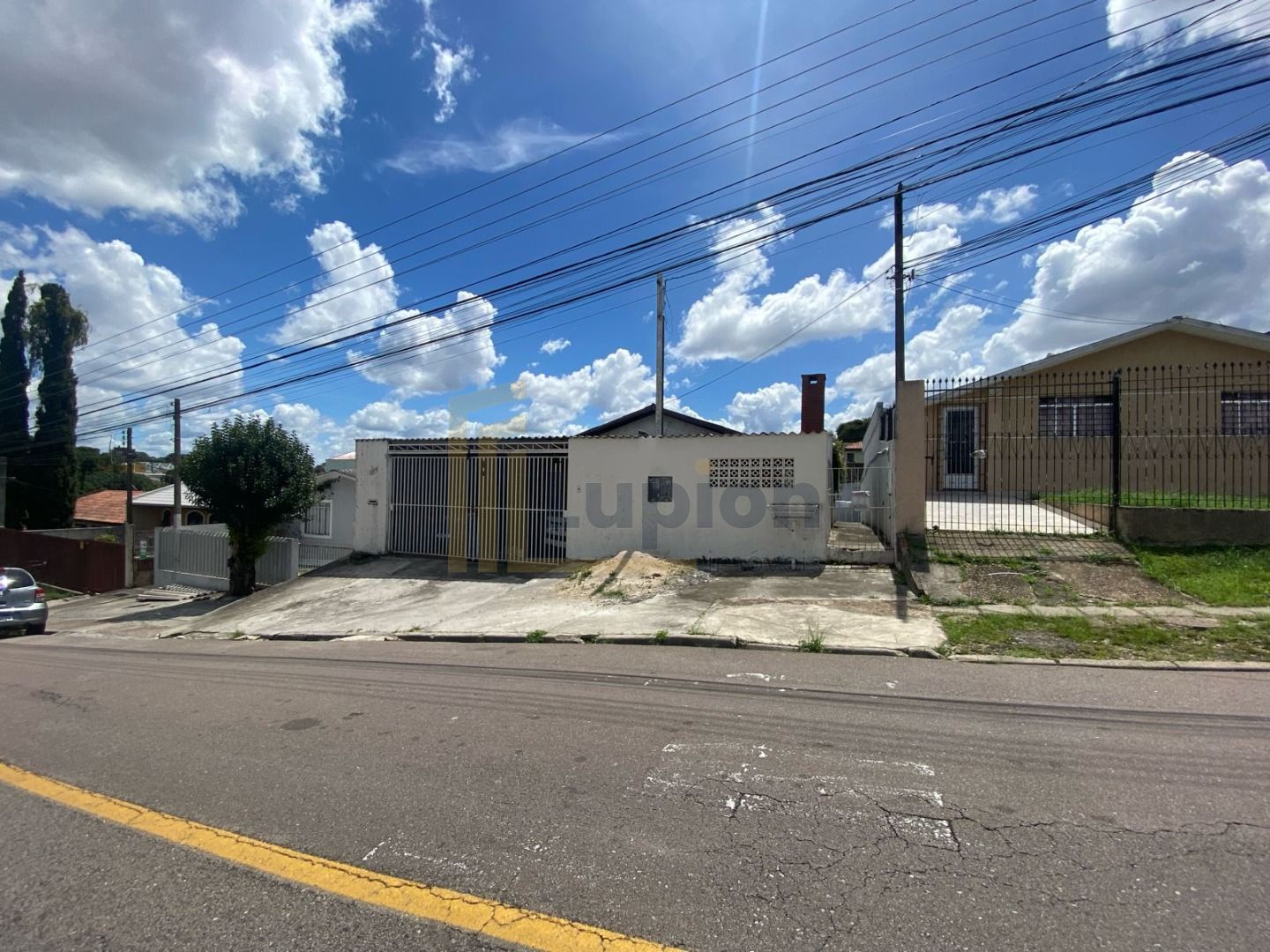 Oportunidade Única no Capão Raso  Terreno com Casa e 4 Quitine...