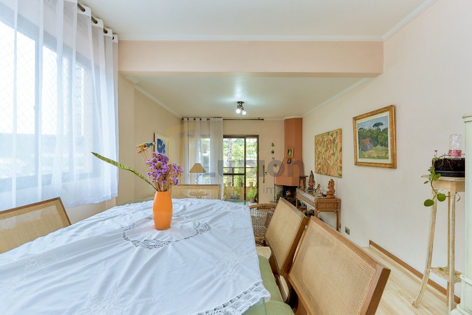 Apartamento 150m  no Cabral com sacada gourmet e lareira por R...