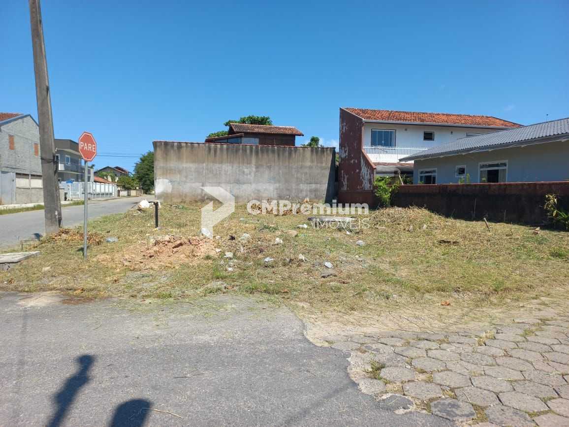 Terreno de Esquina na Praia de Enseada  252 m  a 350 m do Mar