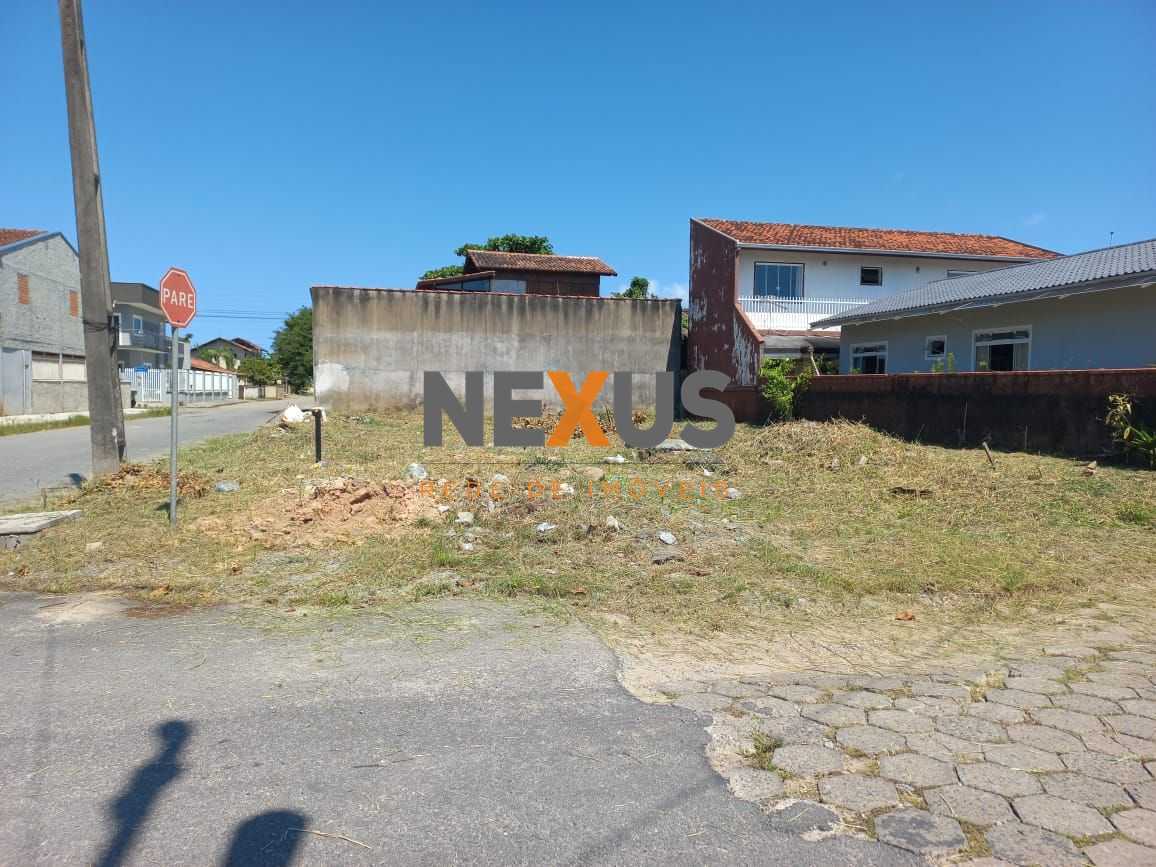 Terreno de Esquina na Praia de Enseada  252 m  a 350 m do Mar