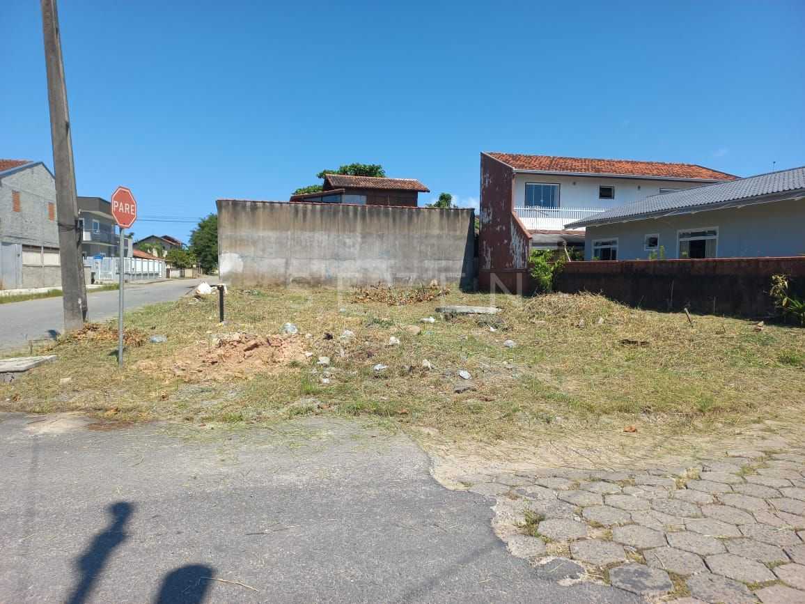 Terreno de Esquina na Praia de Enseada  252 m  a 350 m do Mar