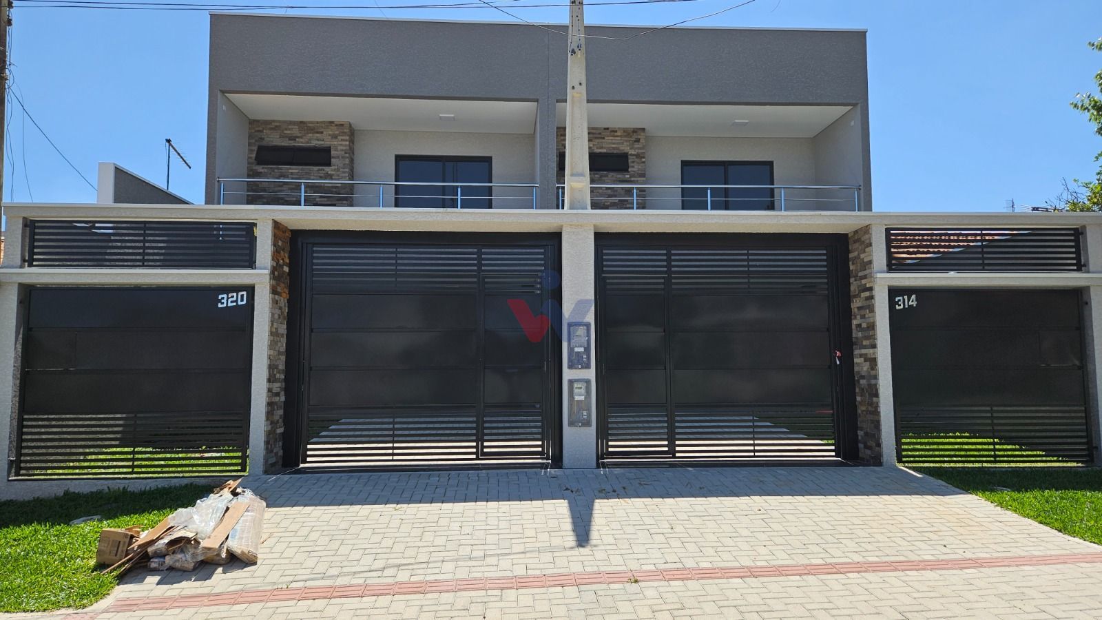 Sobrado 03 quartos, sendo 1 Suíte com hidromassagem em Araucária