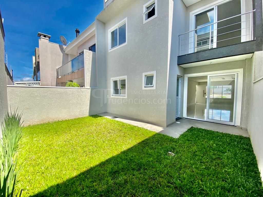 Sobrado Triplex Novo com Terraço e Churrasqueira em Condomínio...