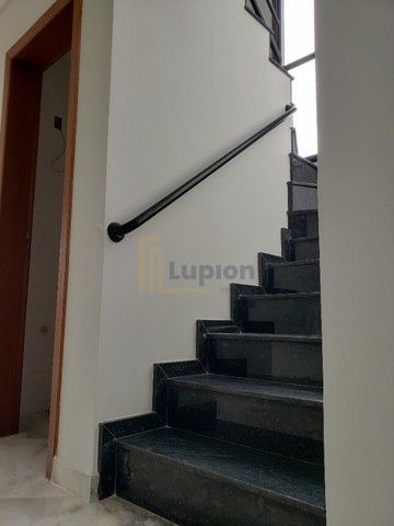 Lindo Sobrado 3 Quartos em Condomínio Fechado com Garagem e Va...