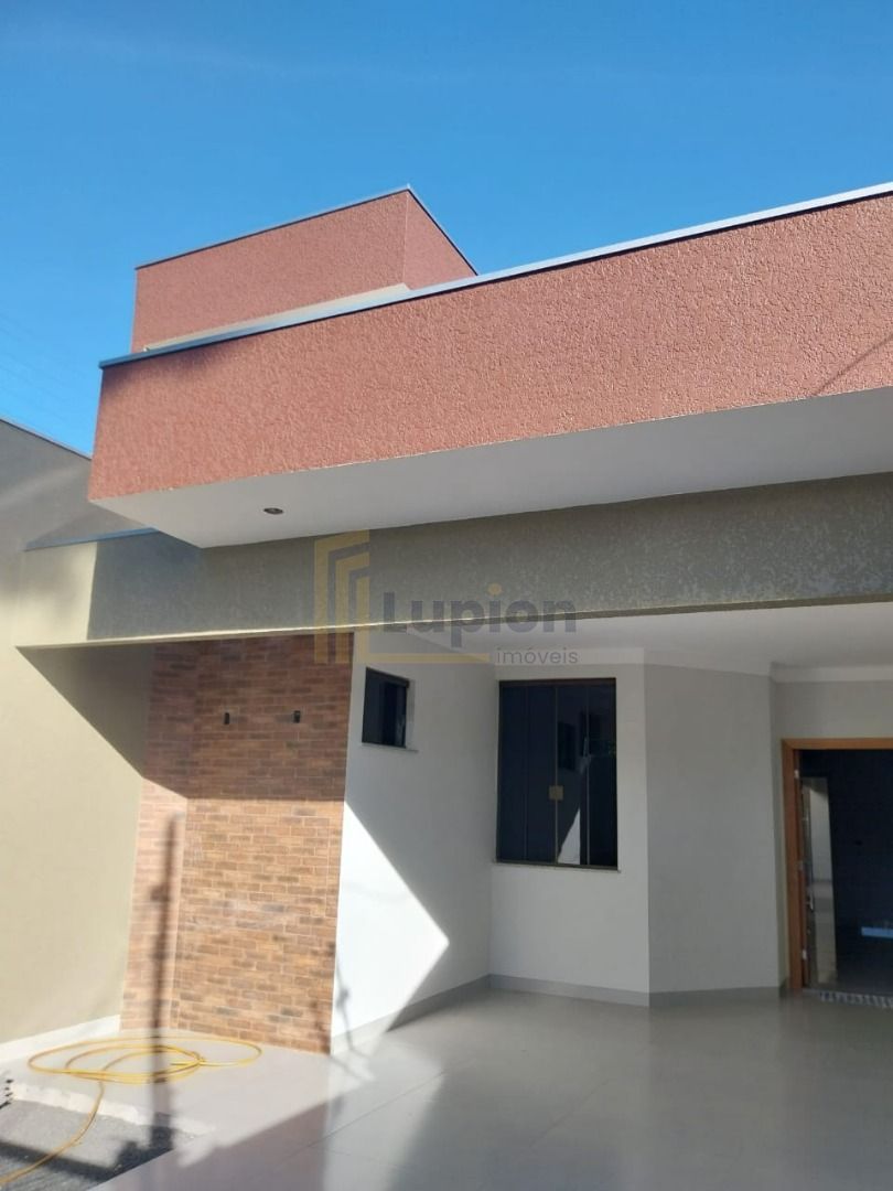 Casa de 3 Dormitórios à Venda em Maringá PR  Jardim Liberdade,...