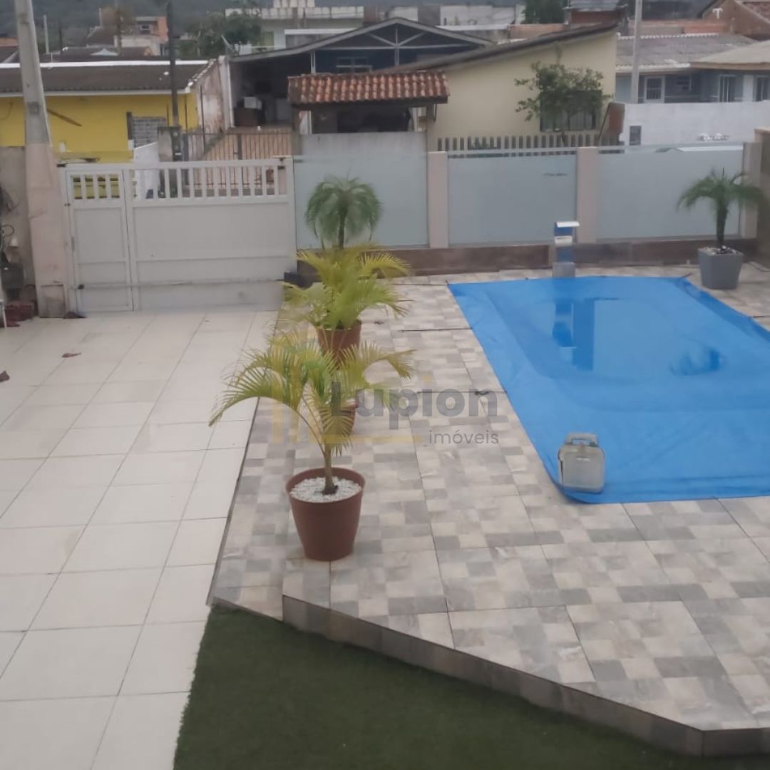 Sobrado em Matinhos com piscina, 4 quartos, edícula e a 850m d...