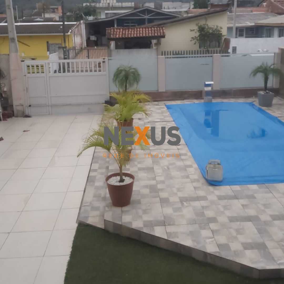Sobrado em Matinhos com piscina, 4 quartos, edícula e a 850m d...
